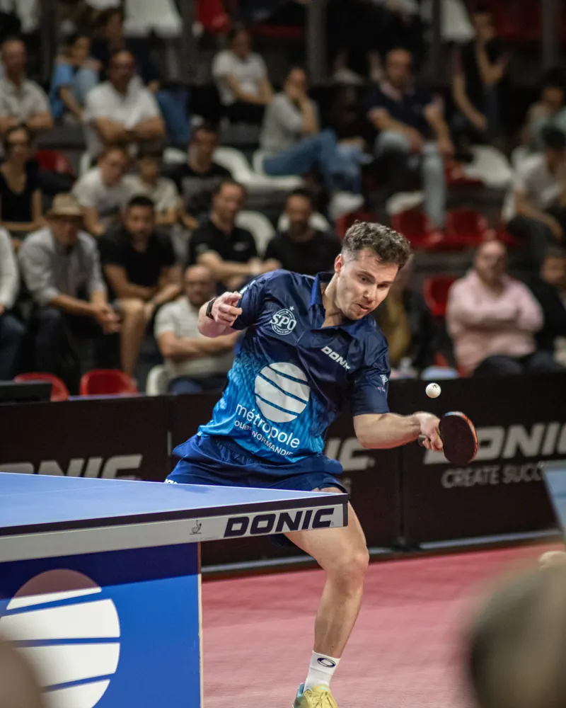 Un joueur du SPO Rouen en plein échange devant les tribunes