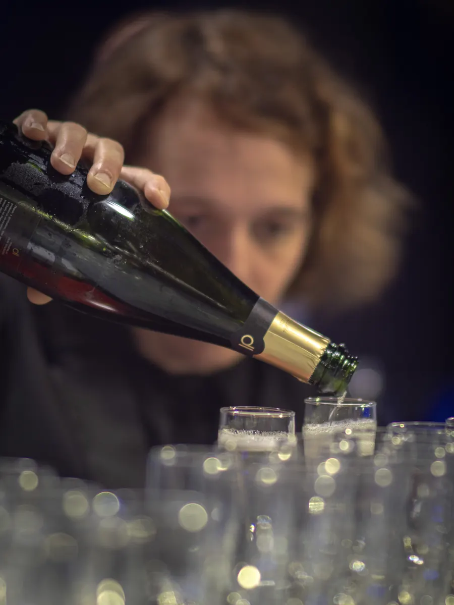 Service du champagne au salon VIP