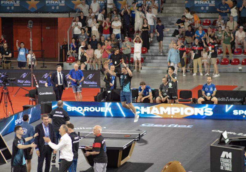 Les joueurs et le staff du SPO Rouen célèbrent le titre de champion de France Pro A 2026 au Kindarena