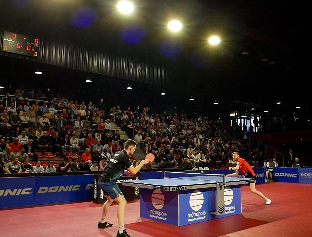 L'aire de jeu rouge du Kindarena avec les tribunes pleines pendant un match de Pro A