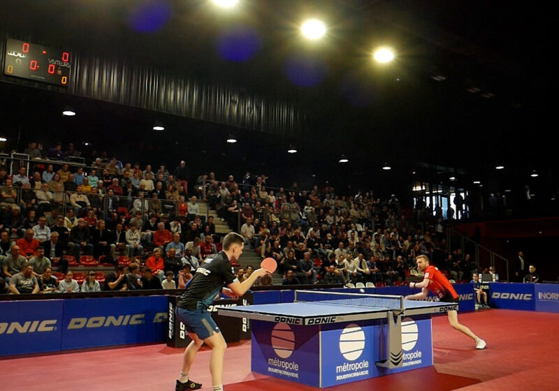 L'aire de jeu rouge du Kindarena avec les tribunes pleines pendant un match de Pro A