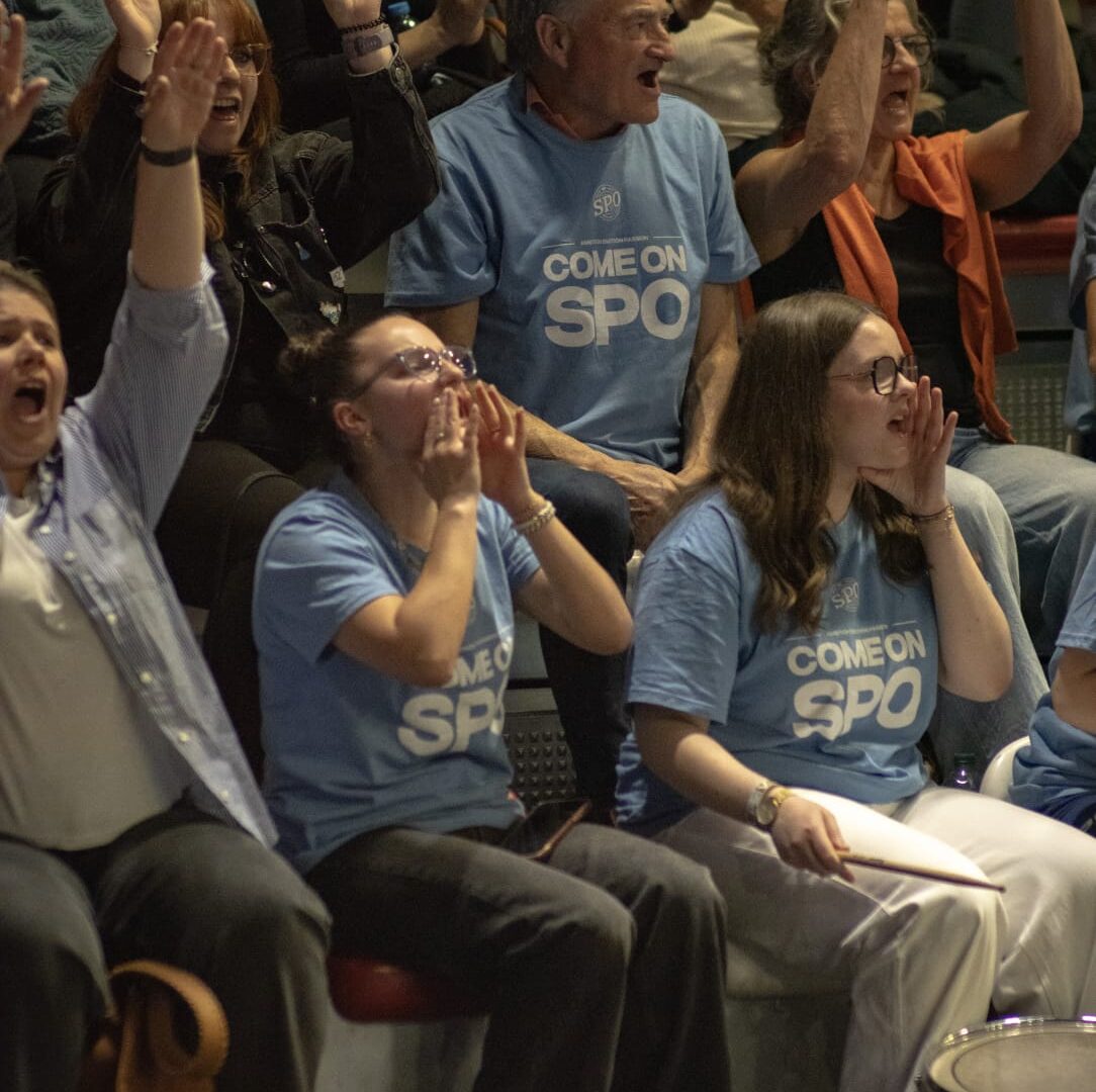 Supporters du SPO Rouen en t-shirt Come on SPO dans les tribunes du Kindarena