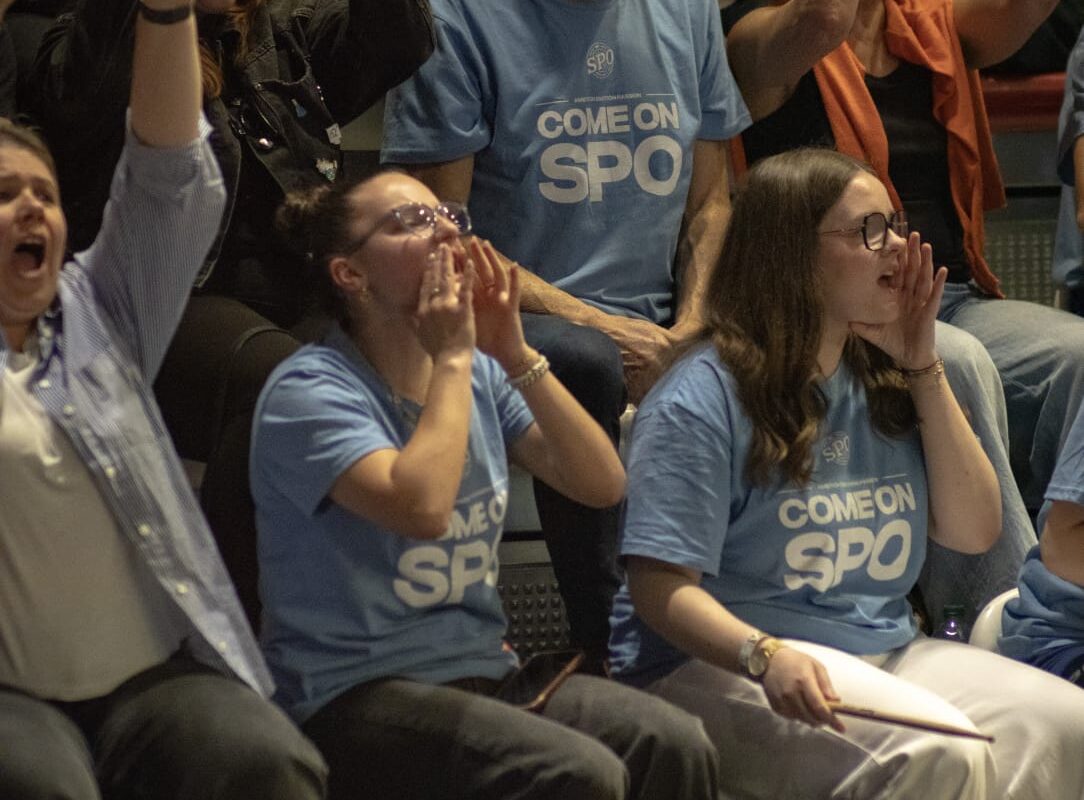 Supporters du SPO Rouen en t-shirt Come on SPO dans les tribunes du Kindarena